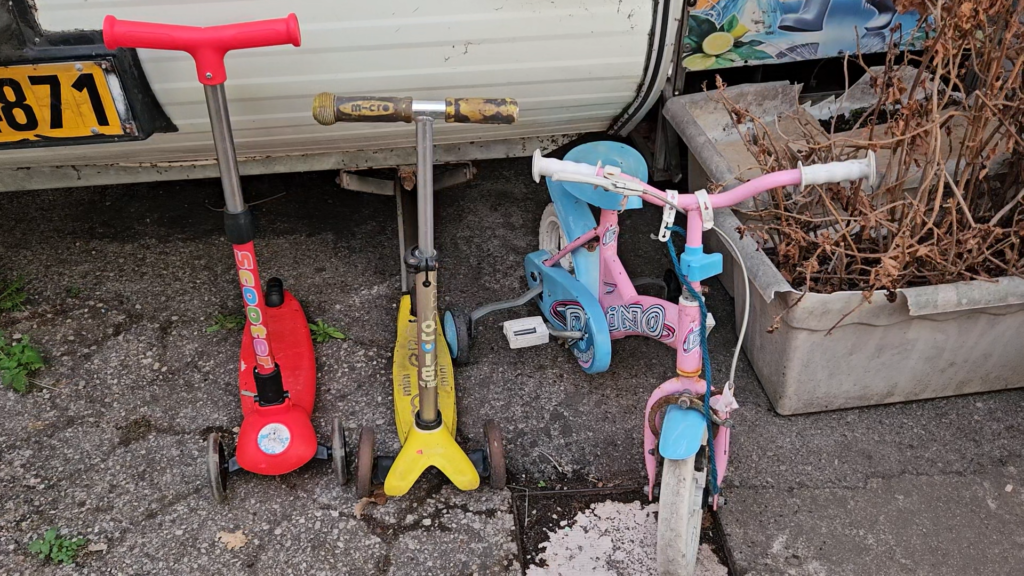 Monopattini e biciclette dei tre fratellini nel cortile di casa a Lanciano