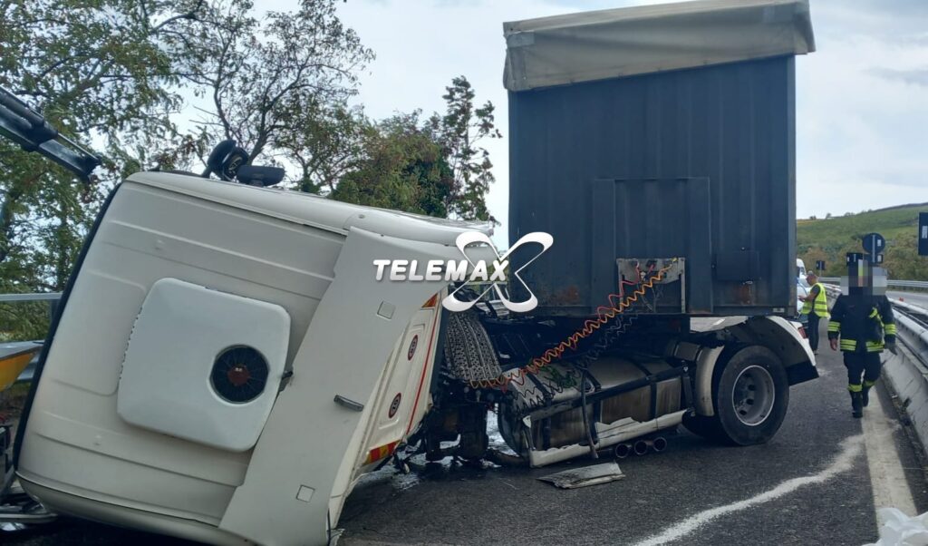 A14, camion si ribalta tra Vasto Nord e Val di Sangro