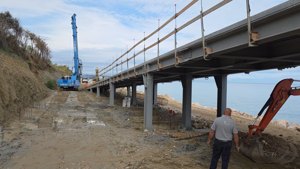 Via Verde, il ponte sul mare è in dirittura d’arrivo La struttura in acciaio del ponte sul mare della Via Verde a Torino di Sangro vista da sotto, con la gru di cantiere