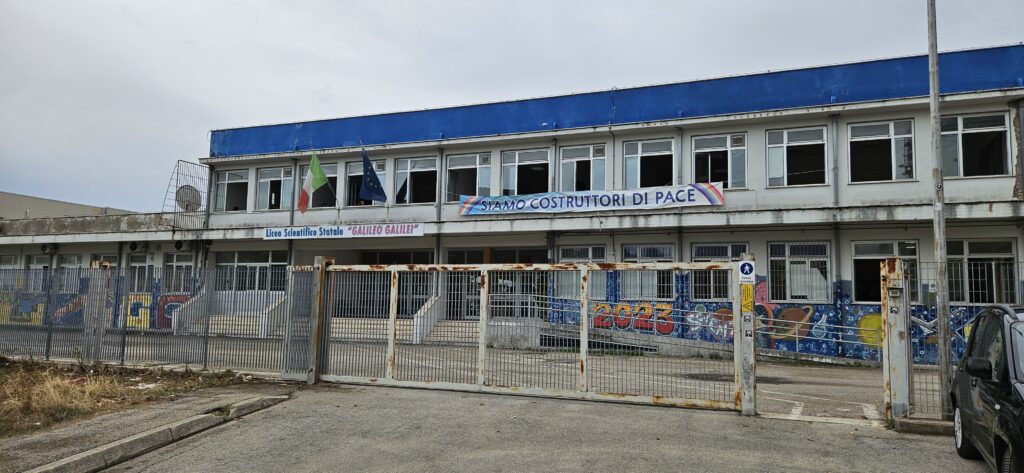 Lanciano: falso allarme social fa scattare il blitz al liceo scientifico L'ingresso del liceo scientifico "Galileo Galilei" di Lanciano, dove la polizia ha controllato studenti e zaini con il metal detector