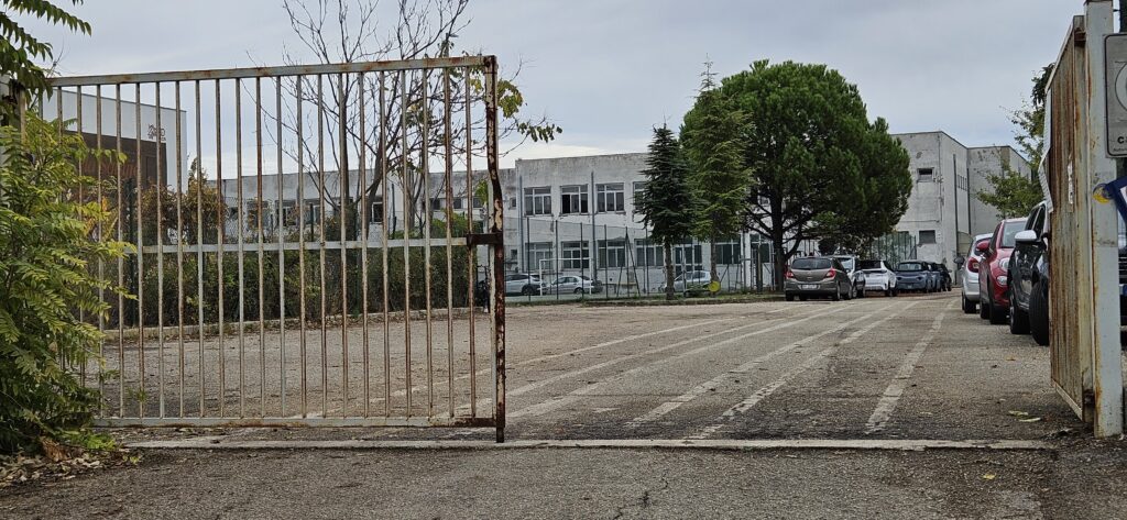 Il cancello posteriore e il parcheggio del liceo scientifico "Galileo Galilei" di Lanciano