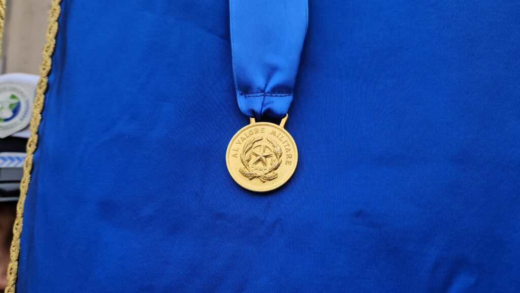 Medaglia d’oro al Valor Militare appesa al gonfalone cittadino