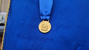 Medaglia d’oro al Valor Militare appesa al gonfalone cittadino