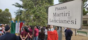 Targa di piazza Martiri Lancianesi a Lanciano con i partecipanti alla commemorazione degli Eroi Ottobrini e il tricolore