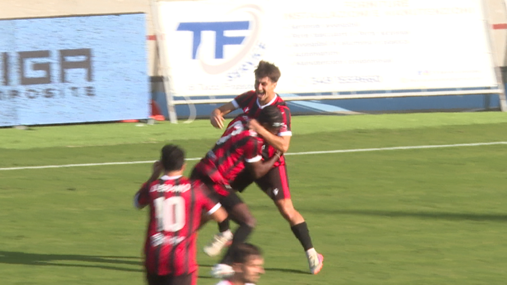 Pinzi festeggiato dai compagni dopo il gol del 2-0