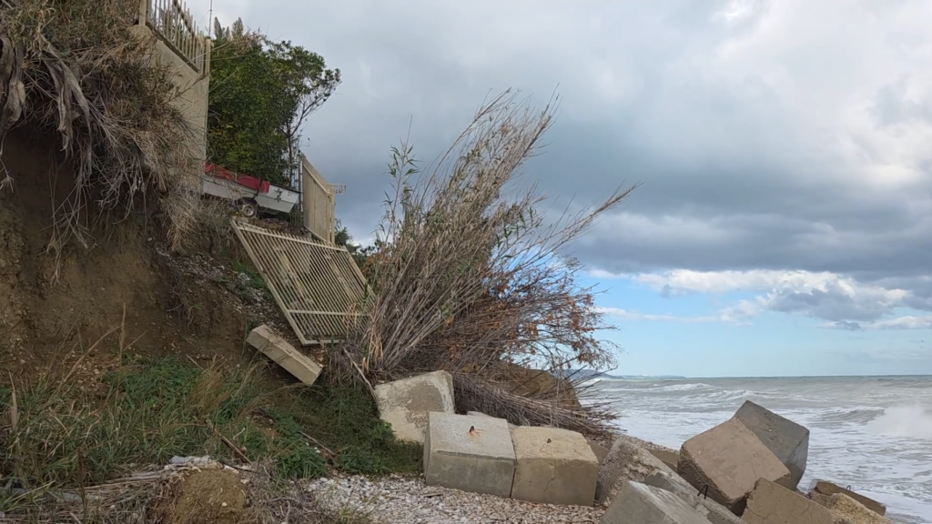 Punta Le Morge, erosione marina: al via gli interventi di difesa Blocchi di cemento e una ringhiera crollati sulla spiaggia sotto un'abitazione a Punta Le Morge, Torino di Sangro