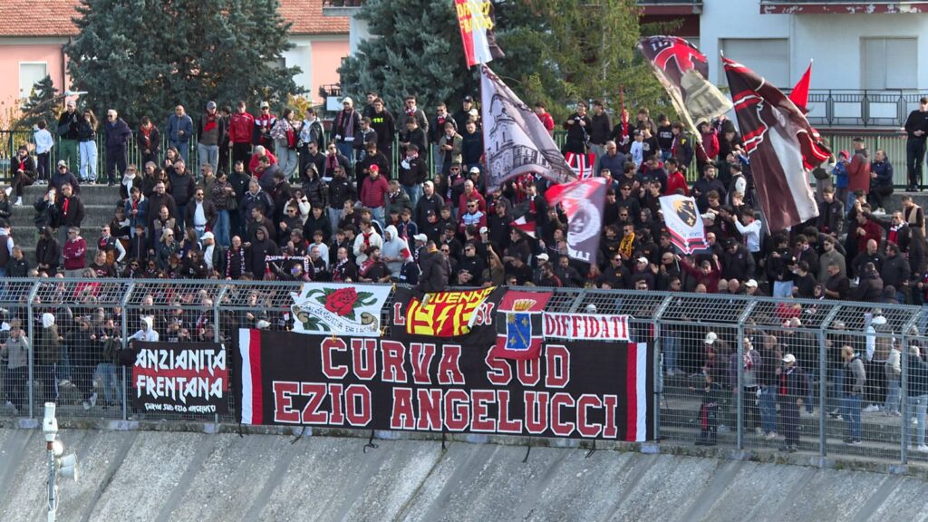 Lanciano-Notaresco, il tifo della Curva Sud "Ezio Angelucci" al Guido Biondi