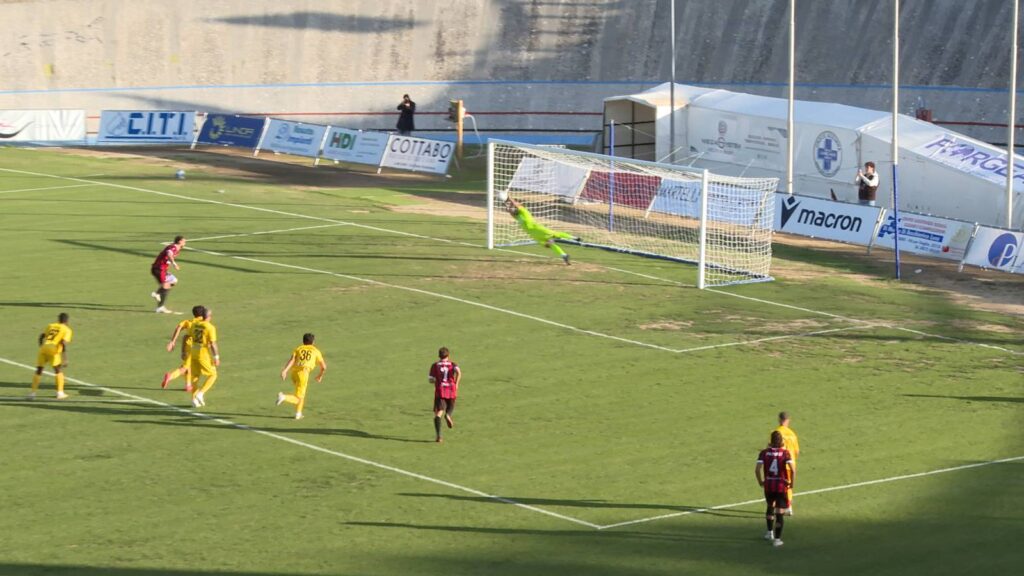 Lanciano-Notaresco, il tuffo di Mercorelli sul rigore di Santirocco