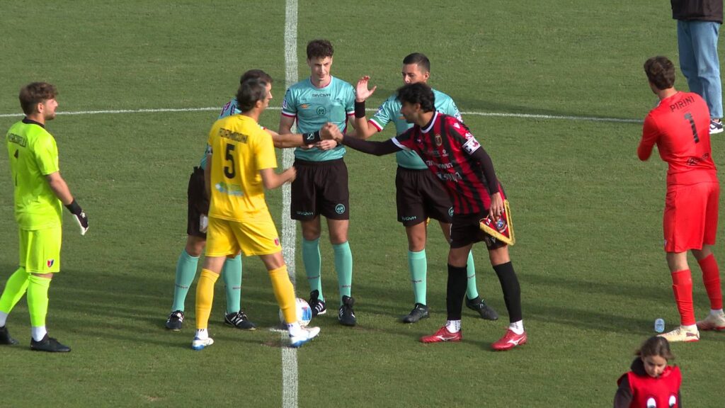 Lanciano-Notaresco, il saluto tra i capitani e la terna arbitrale prima del calcio d'inizio
