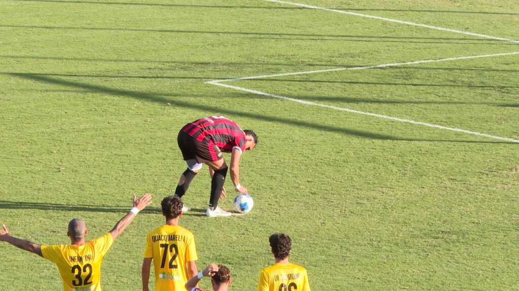 Lanciano-Notaresco 0-0, Mercorelli para un rigore a Santirocco: espulso Verna Lanciano-Notaresco, Santirocco sistema il pallone sul dischetto prima del rigore