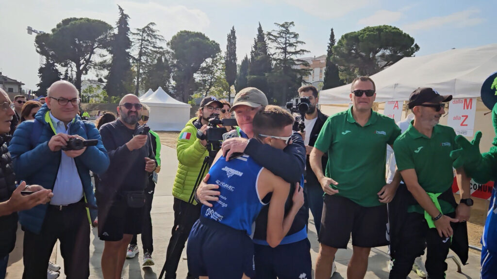 L’abbraccio a Domenico Campitelli dopo la vittoria della Stralanciano 2026