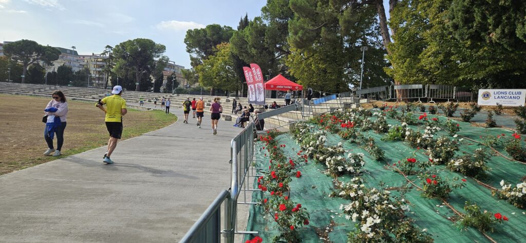 Podisti della Stralanciano 2026 lungo il Parco Villa delle Rose