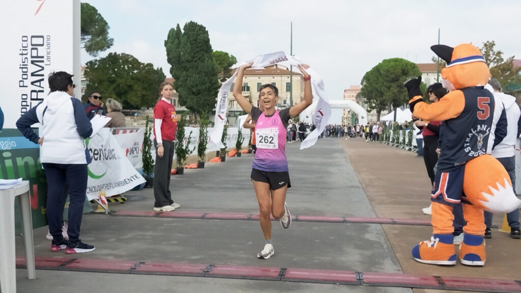 Sara Di Prinzio taglia il traguardo della Stralanciano 2026 da prima donna classificata