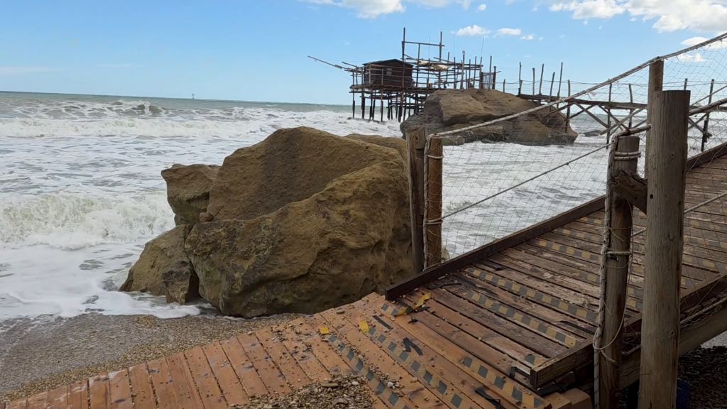 La passerella in legno del trabocco didattico di Punta Le Morge con il mare agitato